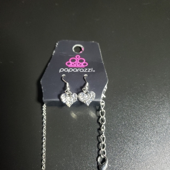 New paparazzi silver tone matching heart pendant necklace and earrings set - Picture 3 of 7